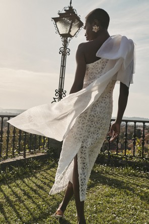 vestido midi de tul con dibujo de organza en relieve en color blanco con falda recta y escote asimetrico con gran lazada de organza para novia, segundo vestido