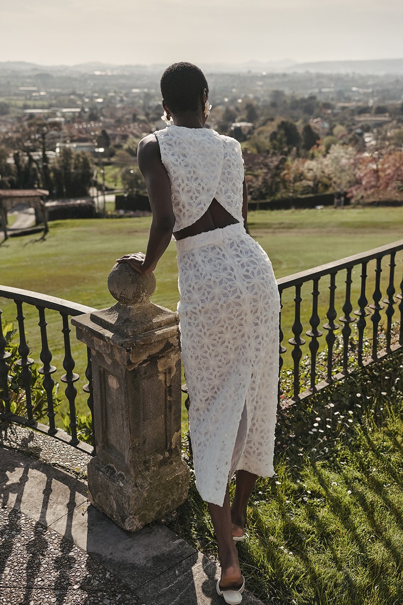 espectacular top para boda cruzado en la espalda en tul bordado con organza en relieve blanco para novia, segundo vestido, fiesta, evento, gala, mama de comunion, bautizo
