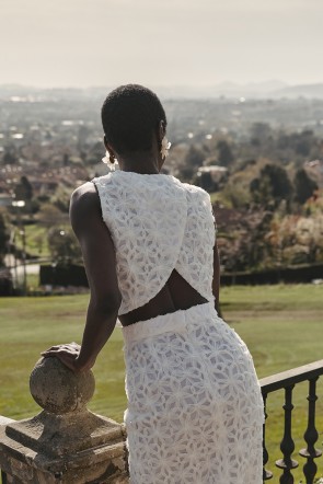 espectacular top cruzado en la espalda en tul bordado con organza en relieve blanco para novia, segundo vestido, fiesta, evento, gala, mama de comunion, bautizo