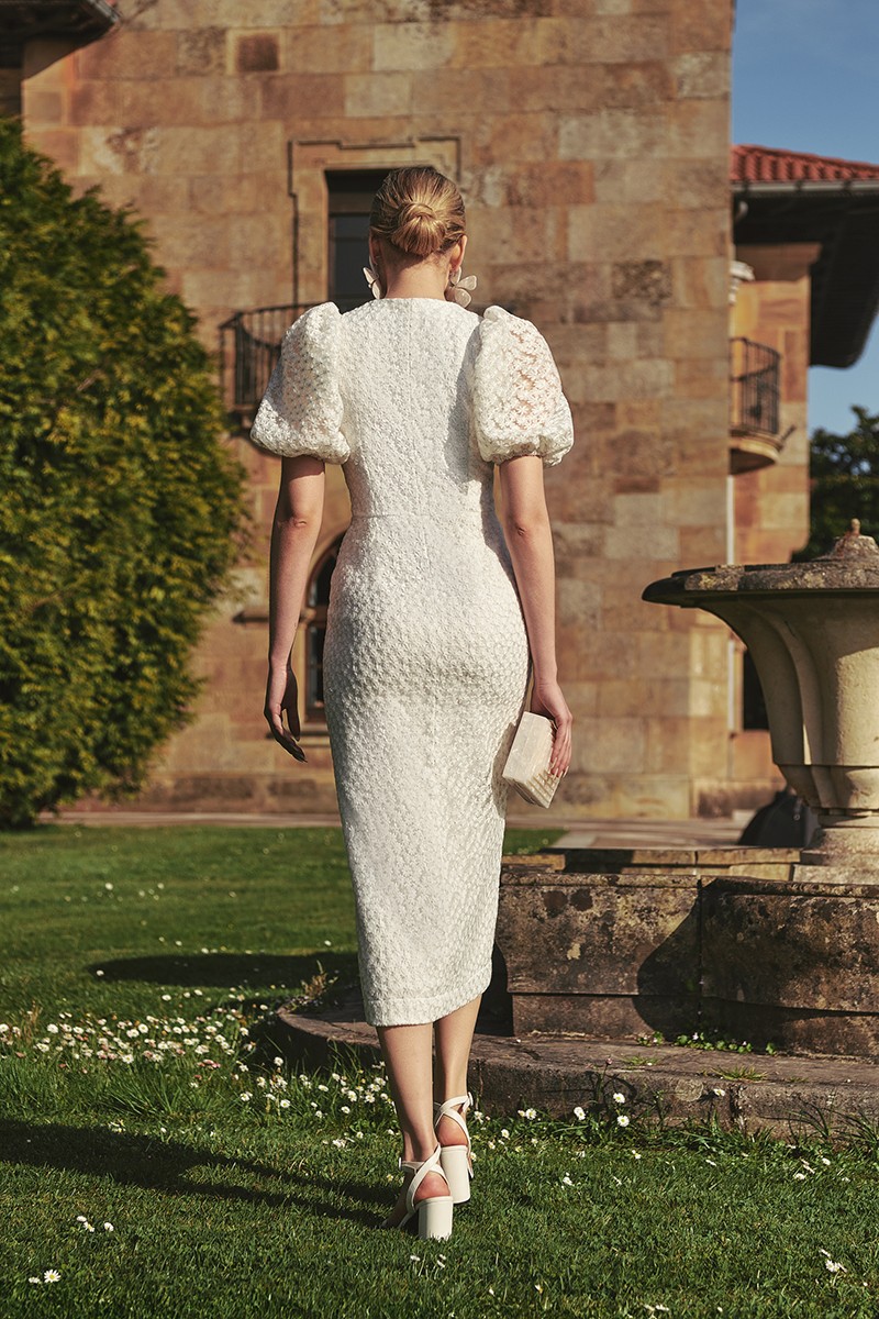 comprar vestido recto midi confeccionado en un tul ligero con margaritas bordadas en color blanco con manga abullonada escote en pico para invitadas comunion bautizo novia civil