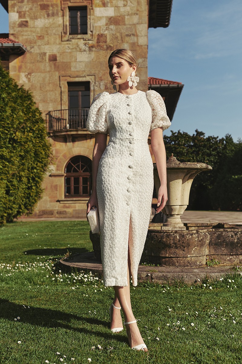 vestido midi confeccionado en un tul ligero con margaritas bordadas en color blanco con manga abullonada escote en pico para invitadas comunion bautizo novia civil