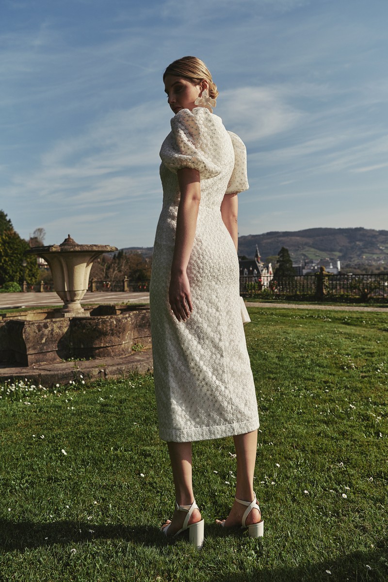 vestido midi blanco para novia con manga abullonada escote en pico para invitadas comunion bautizo bodacivil