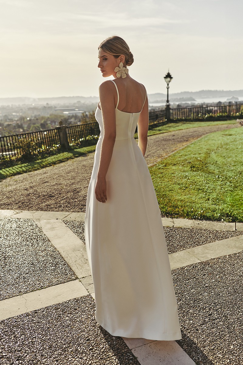 vestido largo de fiesta lencero en crepe blanco con tirantes finos, escote en la espalda y abertura lateral en la falda para invitada fiesta, evento noche,novia segundo vestido