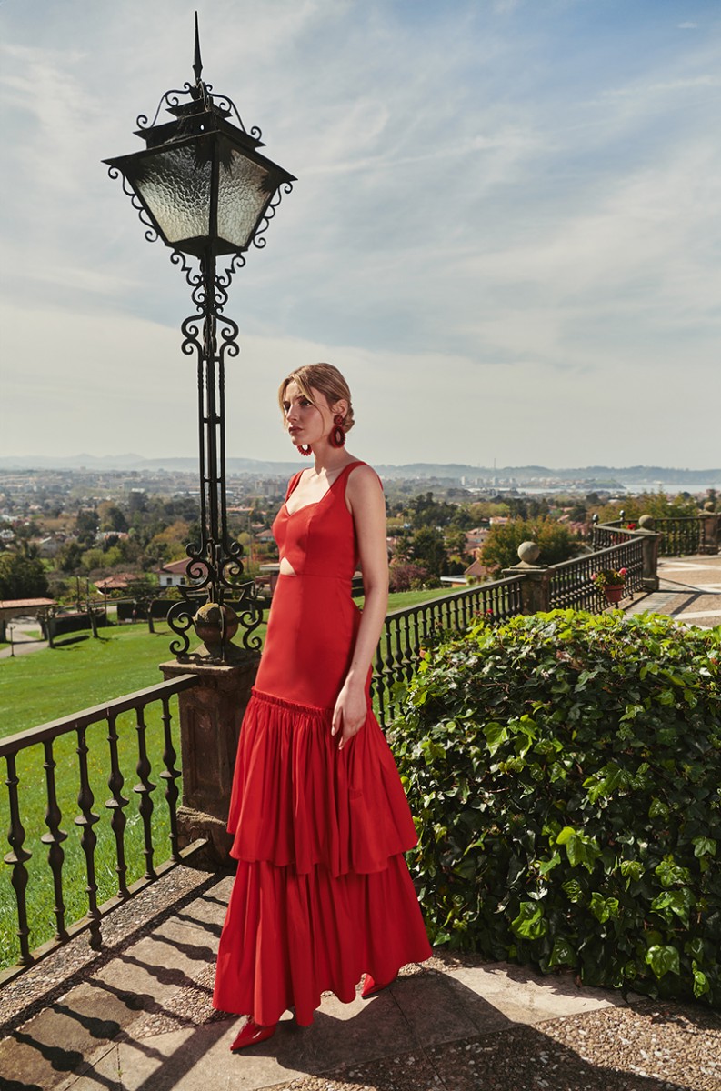 Vestido de fiesta confeccionado en mikado rojo con volantes y falda volumen para invitada a boda, hermano del novio, hermana de la novia, fiesta, gala, red carpet,