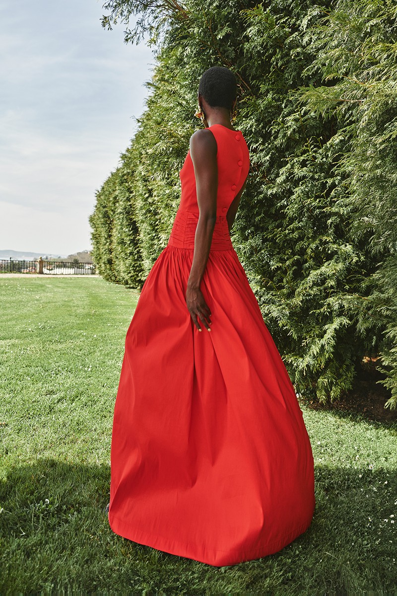 vestido de fiesta en mikado rojo con canesú drapeado para invitada a boda, hermano del novio, hermana de la novia, fiesta, gala, red carpet,