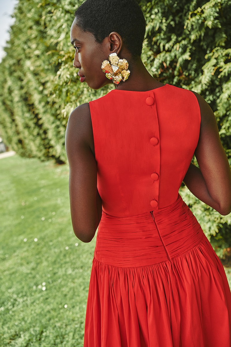 vestido en mikado rojo con canesú drapeado para invitada a boda, hermano del novio, hermana de la novia, fiesta, gala, red carpet, espalda