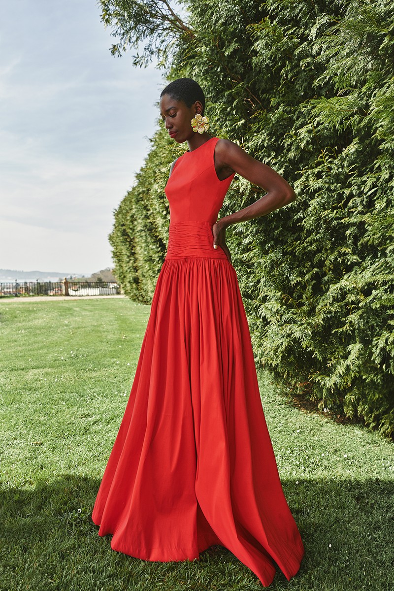 vestido de fiesta en mikado rojo con canesú drapeado para invitada a boda, hermano del novio, hermana de la novia, fiesta, gala, red carpet,