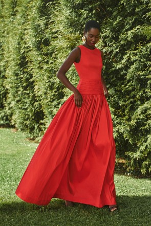 vestido en mikado rojo con canesú drapeado para invitada a boda, hermano del novio, hermana de la novia, fiesta, gala, red carpet,