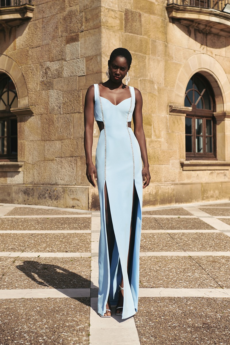  vestido largo crepe azul claro cut out con aberturas y pasamaneria para boda, fiesta, gala, graduación online. 