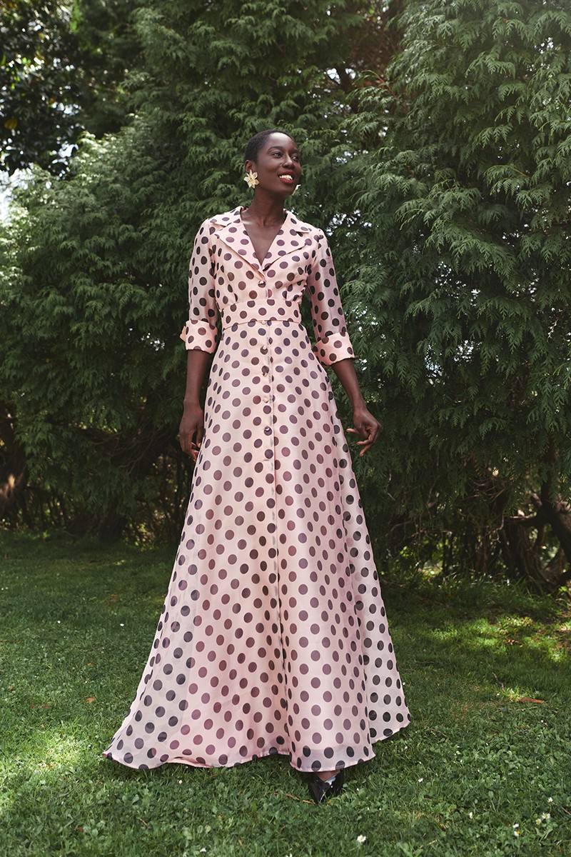 vestido de lunares largo con cuello esmoquin en organza rosa empolvado y negro con botones forrados para invitadas a boda, gala, evento, fiesta de verano, madrinas