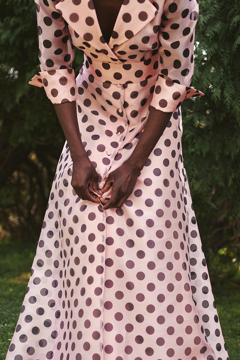 comprar vestido camisero largo con cuello esmoquin en organza rosa empolvado de lunares negros con botones forrados para invitadas a boda, gala, evento, fiesta de verano, madrinas