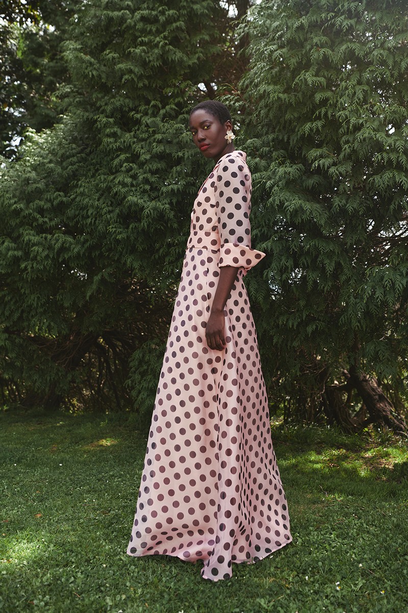 comprar vestido camisero largo con cuello esmoquin en organza rosa empolvado de lunares negros con botones forrados para invitadas a boda, gala, evento, fiesta de verano, madrinas