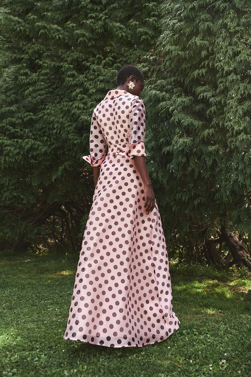vestido camisero de lunares con cuello esmoquin en organza rosa empolvado con botones forrados para invitadas a boda, gala, evento, fiesta de verano, madrinas