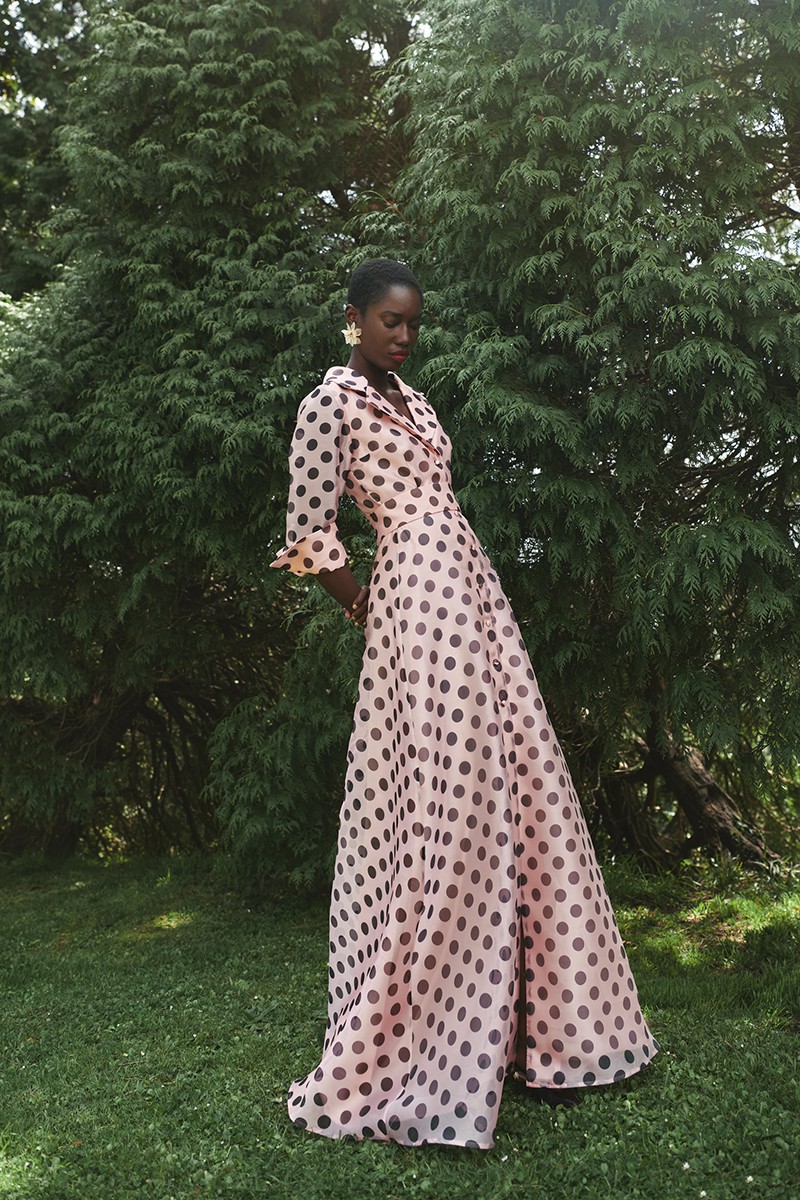 vestido camisero largo con cuello esmoquin en organza rosa empolvado de lunares negros con botones forrados para invitadas a boda, gala, hermana del novio, fiesta de verano, madrinas