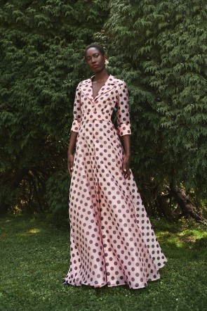 vestido camisero con cuello esmoquin en organza rosa empolvado de lunares negros con botones forrados para invitadas a boda, gala, evento, fiesta de verano, madrinas