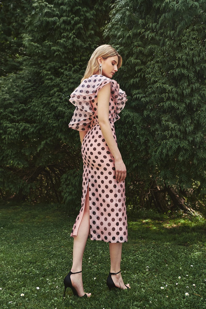 vestido midi con volantes en organza rosa empolvado de lunares negros para invitadas a boda, gala, evento, fiesta de verano, madrinas