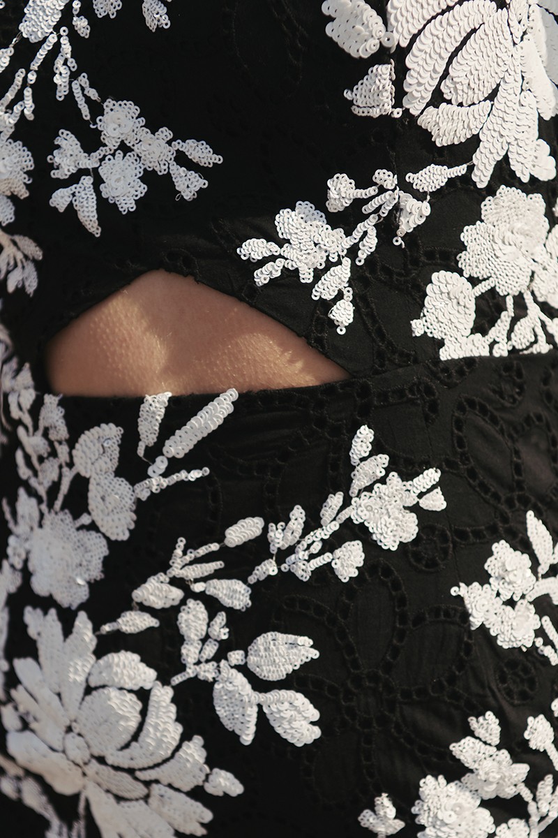 Precioso vestido de invitada en tejido troquelado negro con lentejuelas blancas bordadas con escote corazon, manga globo y para fiesta verano