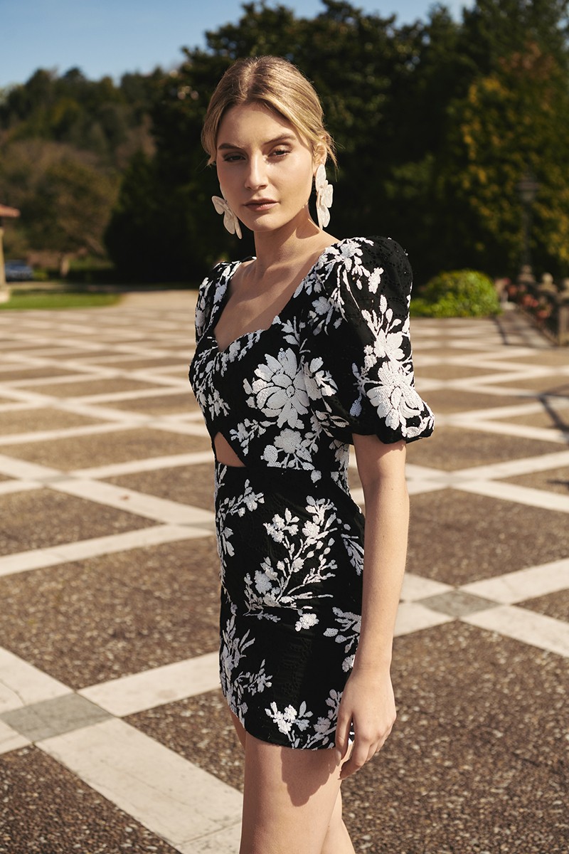 Precioso vestido de fiesta en tejido troquelado negro con lentejuelas blancas bordadas con escote corazon, manga abullonada