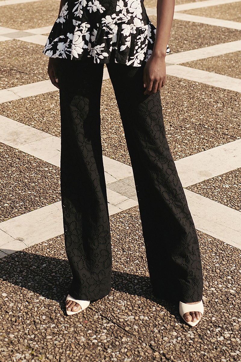 Precioso conjunto de dos piezas de pantalon y top troquelado negro con lentejuelas blancas bordadas de flor para invitada boda, fiesta, evento de verano