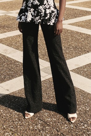 Precioso conjunto de dos piezas de pantalon y top troquelado negro con lentejuelas blancas bordadas de flor para invitada boda, fiesta, evento de verano