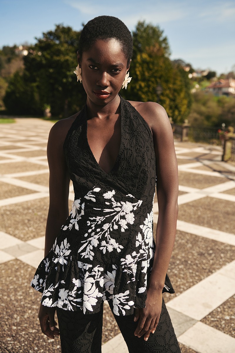 comprar top troquelado negro con lentejuelas blancas bordadas de flor con volante para invitada boda, fiesta, evento de verano