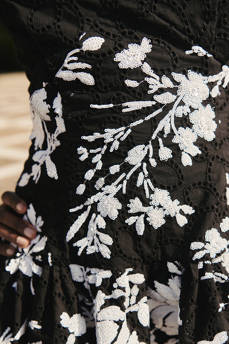 top fantasía negro con lentejuelas blancas bordadas de flor con volante para invitada boda, fiesta, evento de verano