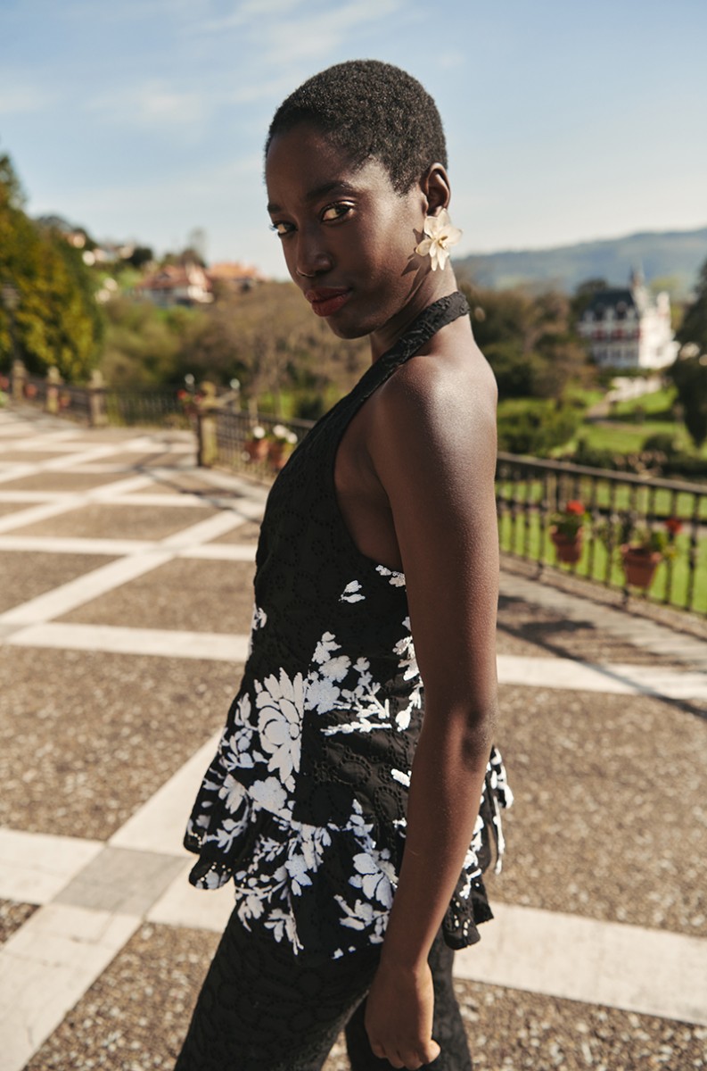 top de fiesta negro con lentejuelas blancas bordadas de flor con volante para invitada boda, evento de verano