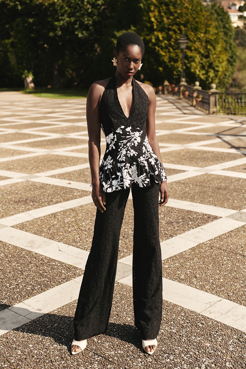 comprar online top troquelado negro con lentejuelas blancas bordadas de flor con volante para invitada boda, fiesta, evento de verano