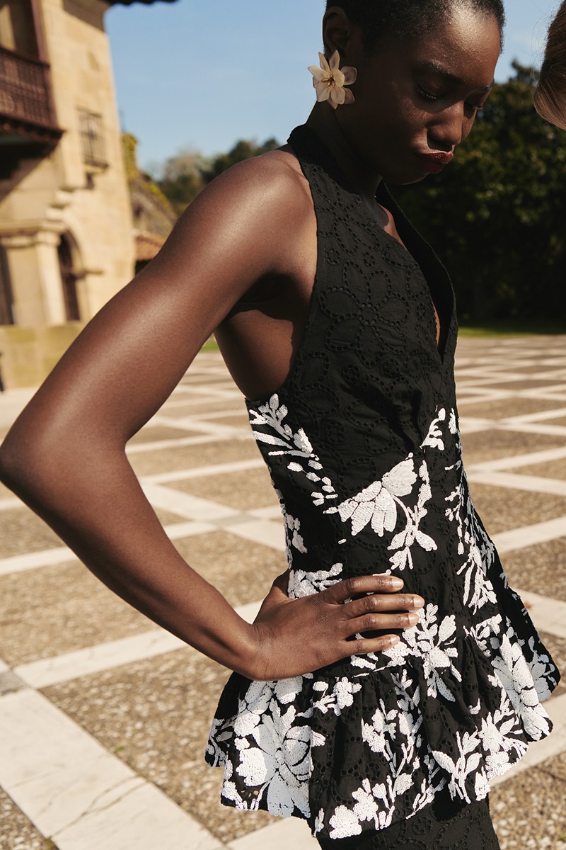 Precioso top negro con lentejuelas blancas bordadas de flor con volante para invitada boda, fiesta, evento de verano