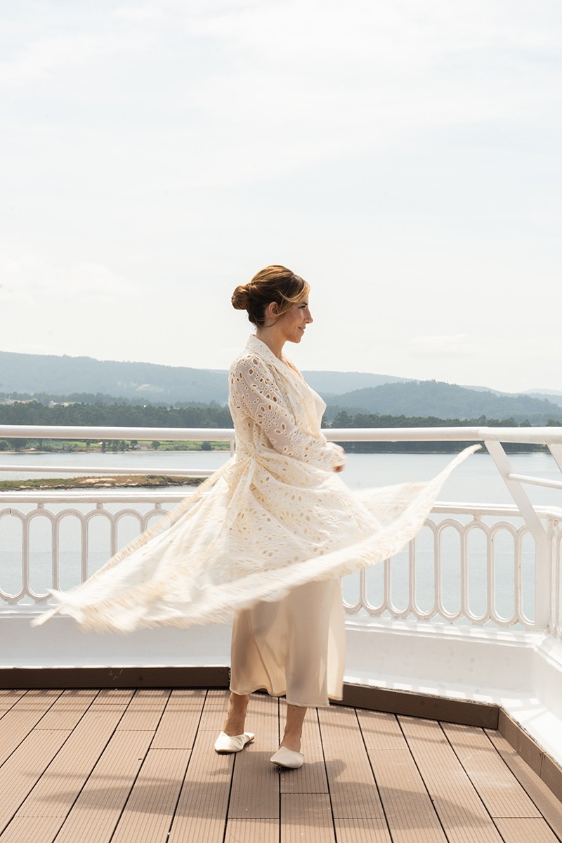 comprar online bata de novia con volantes en mangas en tejido color vainilla de bambula troquelada