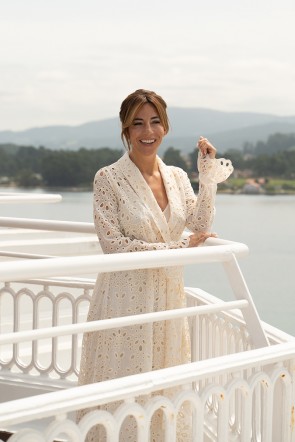 bata de novia con volantes en mangas en tejido color vainilla de bambula troquelada