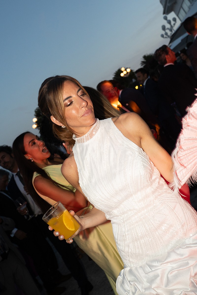 segundo vestido de novia corto en pedreria con cuello halter y bajo drapeado en seda para boda