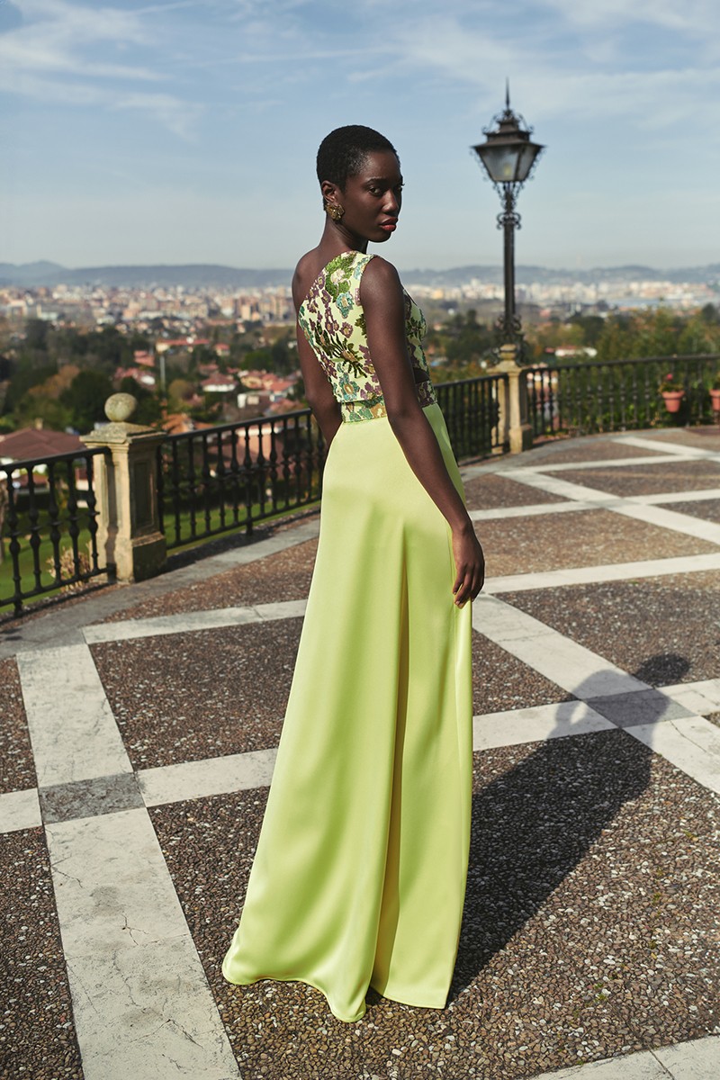 comprar online Vestido de fiesta largo en satén lima asimetrico con cuerpo de lentejuelas y falda con abertura para boda de noche, evento de verano