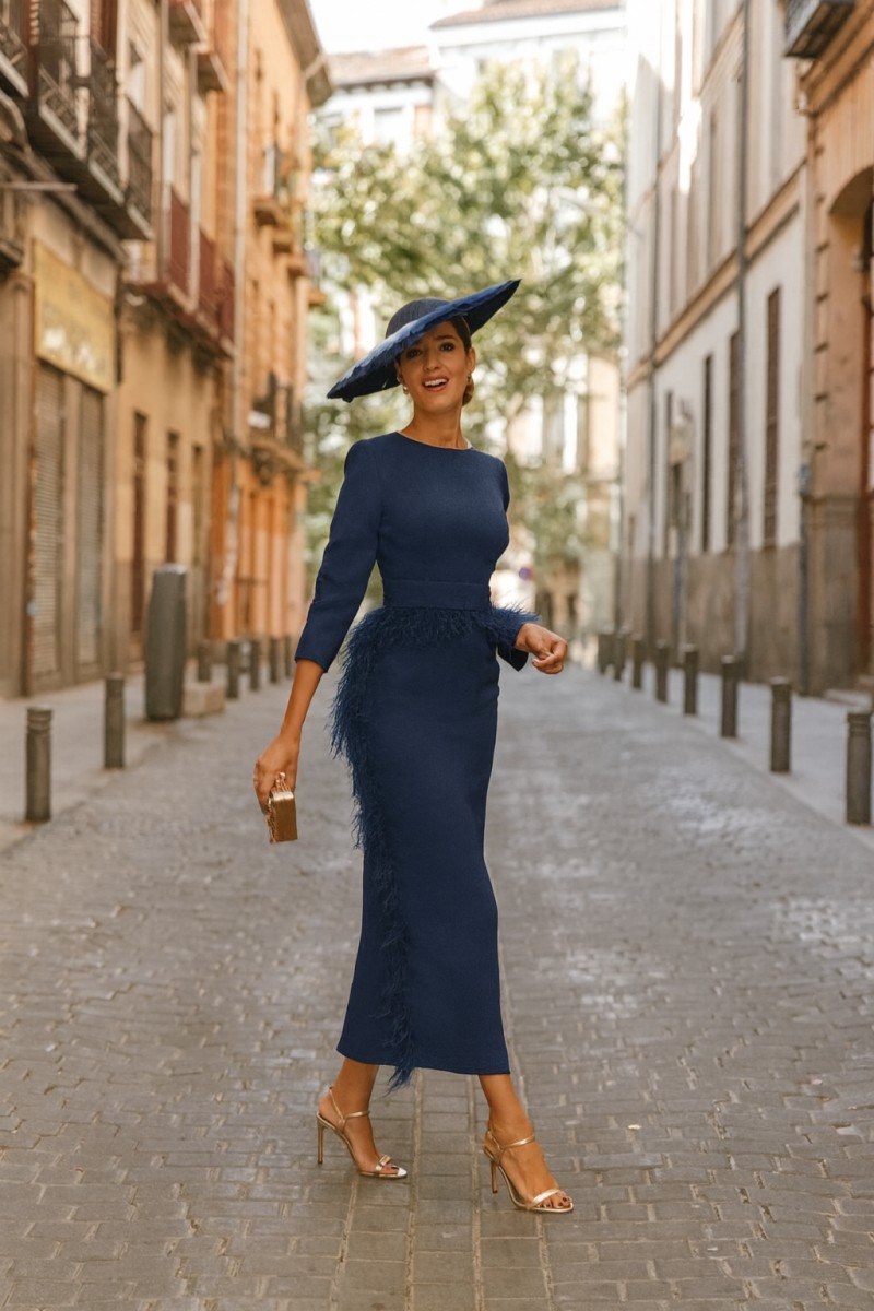 vestido fiesta azul marino con plumas para boda otoño