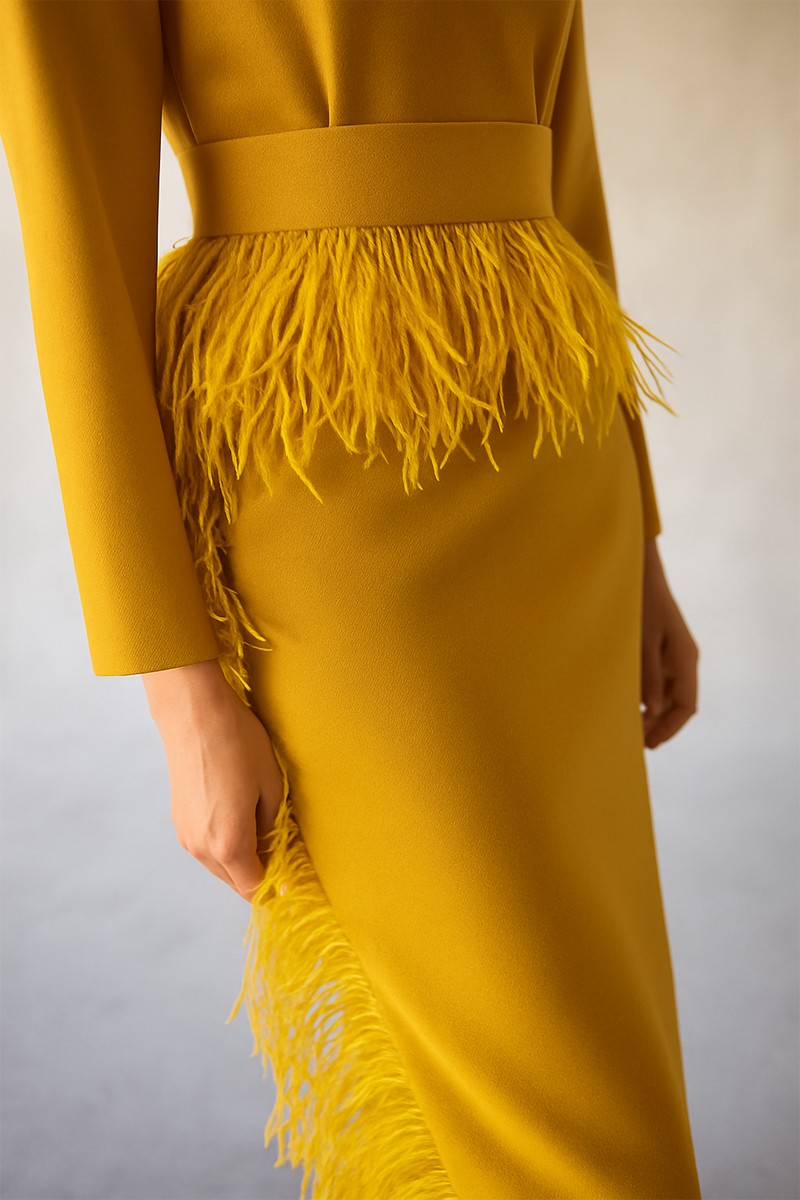 cmprar vestido midi de fiesta  en color mostaza de manga larga con plumas  para invitada a boda de otoño