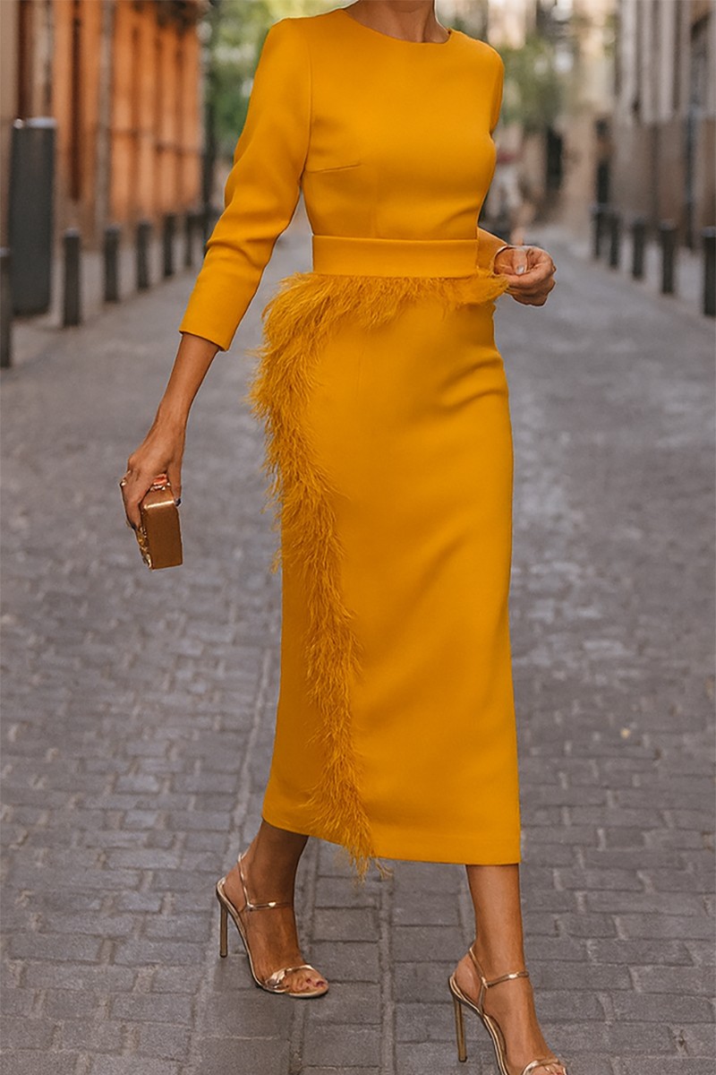 vestido midi de fiesta  en color mostaza de manga larga con pluma  para otoño