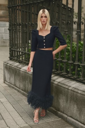conjunto-azul-marino-de-plumas--de top-y-falda-para-invitada-a-boda-evento-otoño-invierno