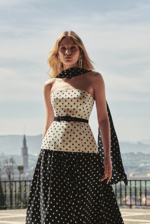 cinturón estrecho forrado negro para invitada boda