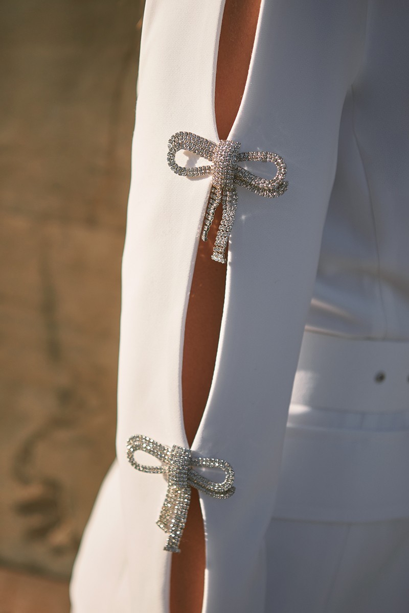 comprar traje de chaqueta y pantalon en crepe blanco Blazer con cuello esmoquin y cinturon para boda, invitada, fiesta, celebracion, coctel, otoño-invierno