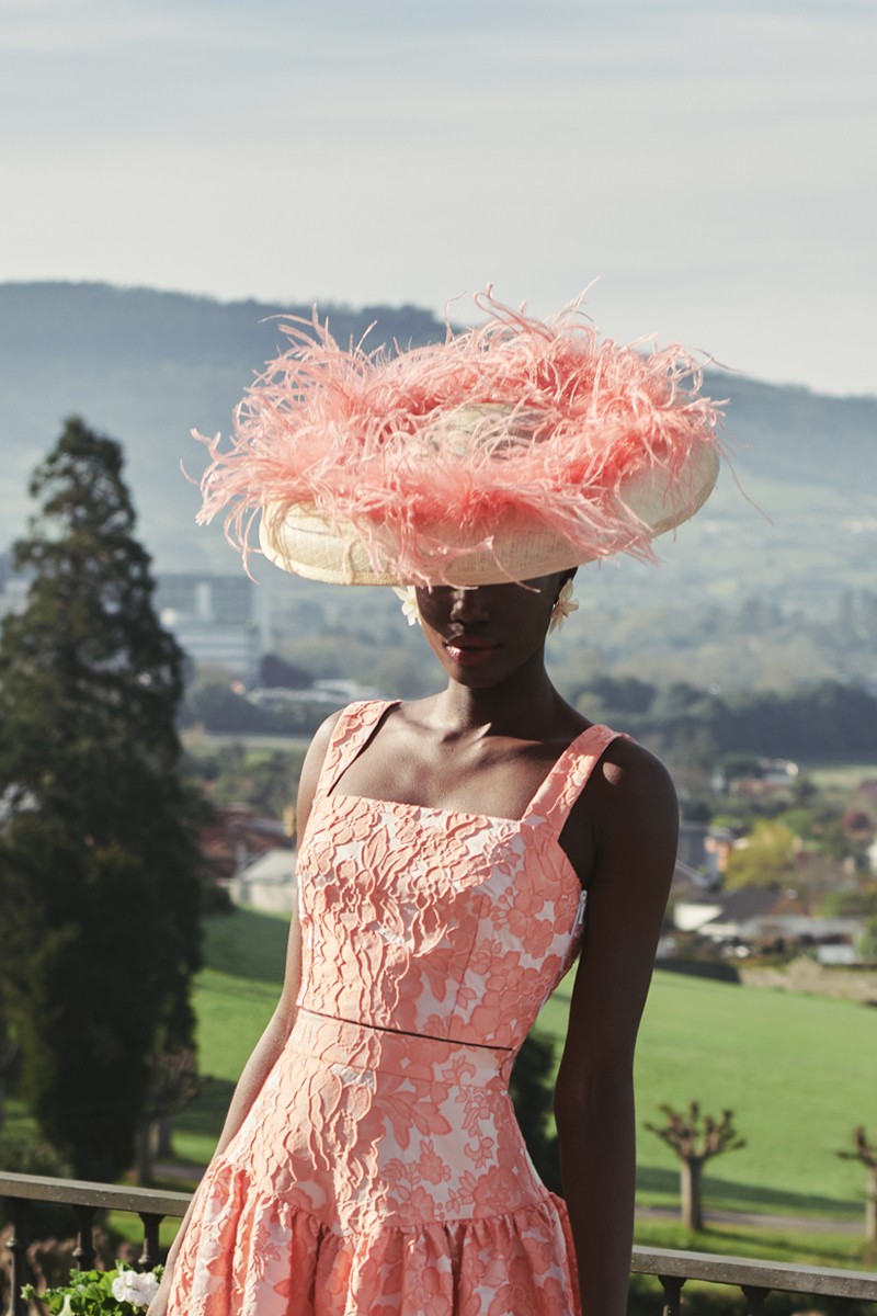 comprar-tocado-pamela-de-sinamay-natural-con-boa-de-plumas-marabu-avestruz-invitada-boda