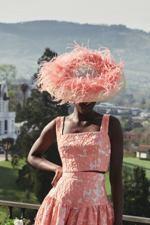 pamela-de-sinamay-natural-con-boa-de-plumas-marabu-avestruz-invitada-boda