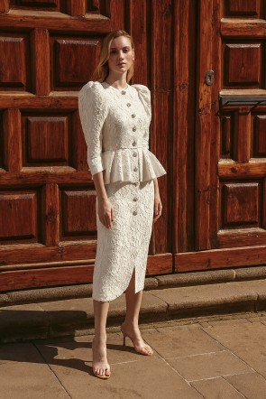 vestido brocado midi con peplum manga abullonada con boton joya para novias civil