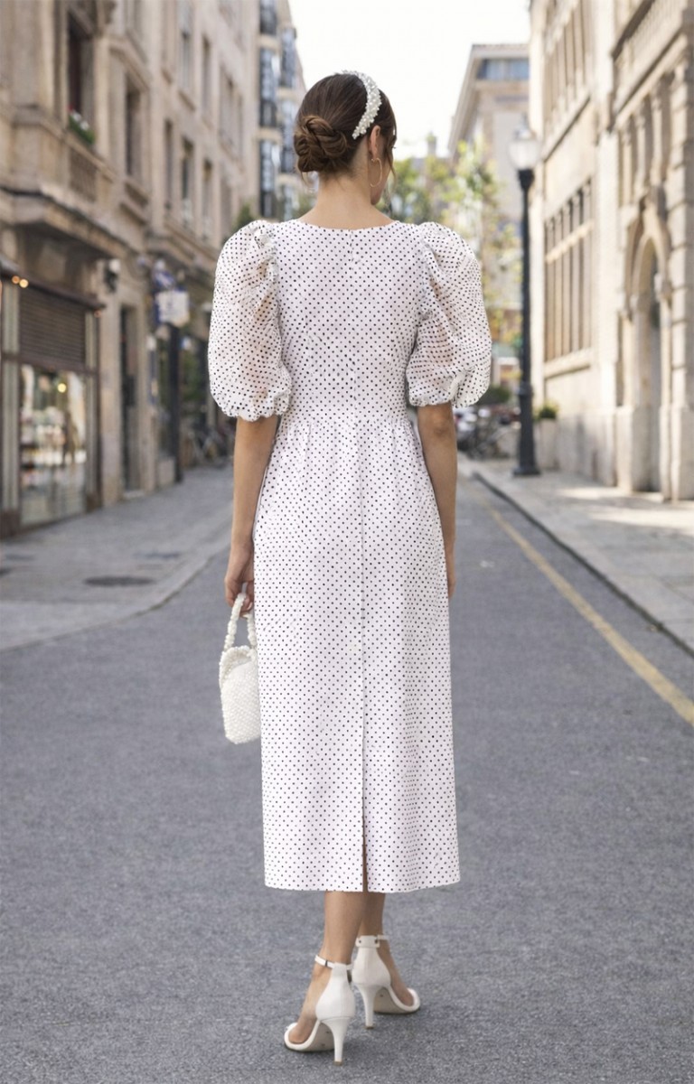 Vestido de plumetti blanco con manga transparente para mamá de comunion o bautizo, o para novia civil