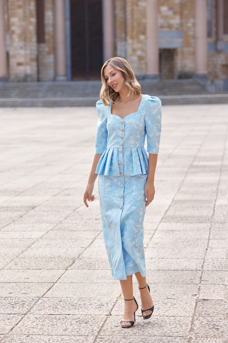 comprar Vestido midi con corte en la cintura y peplum, con escote corazón y botones joya en tonos plata. Escote cuadrado en la espalda, se puede poner con sujetador de tirantes, con manga francesa.
