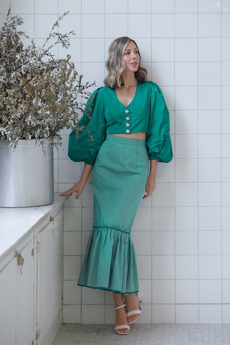 conjunto top de fiesta corto con botón joya escote en pico y media manga en  tafetan verde para invitadas a bodas, fiesta