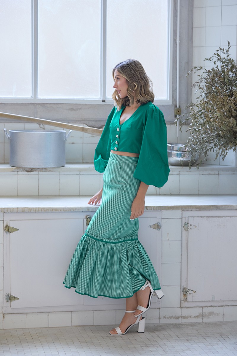 falda cuadro vichy y top de fiesta corto con botón joya escote en pico y media manga en  tafetan verde para invitadas a bodas, fiesta
