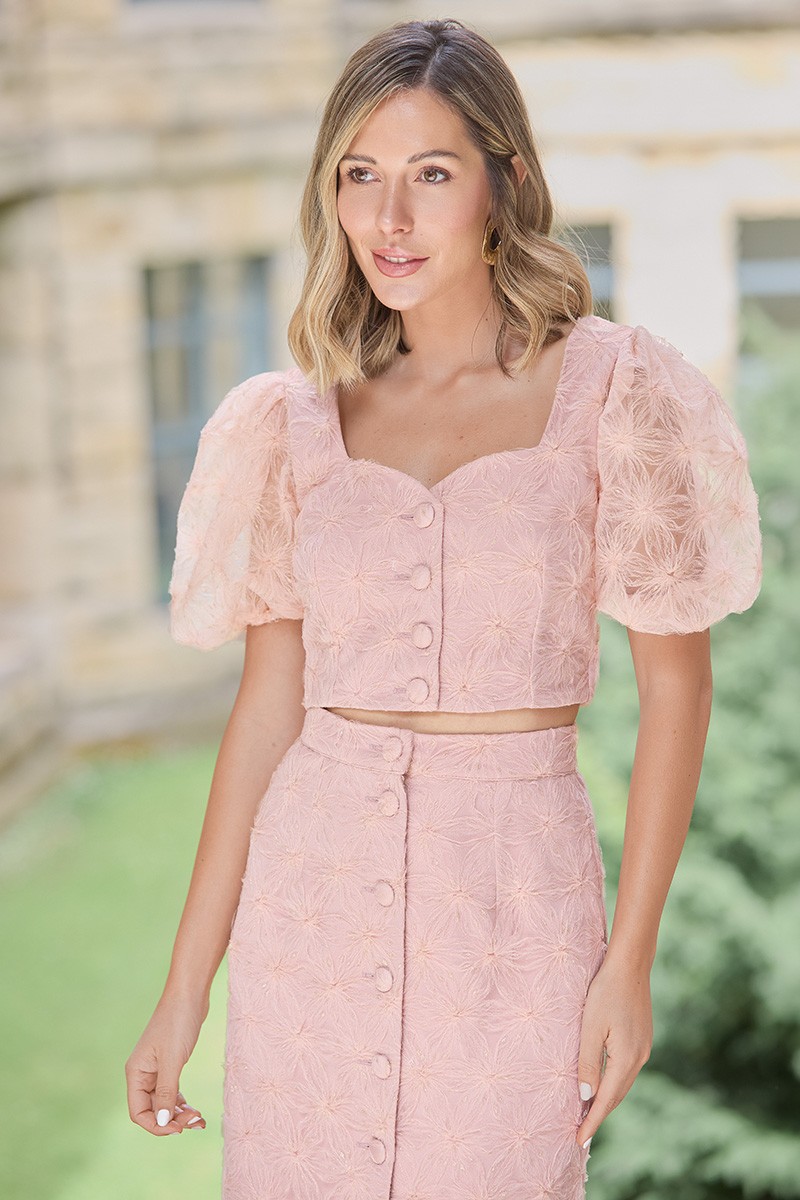 Comprar online top en tul fantasia rosa bordado con mangas abullonadas transparente, escote en corazón y botones forrados para mamá de comunión, invitada de comunión, invitada de boda, mamá de bautizo, invitada de bautizo, evento