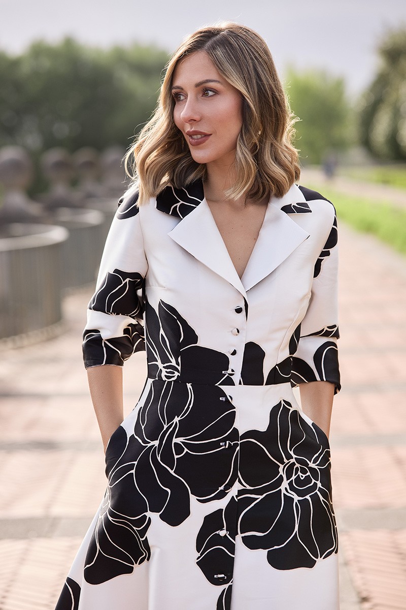 vestido camisero largo con cuello esmoquin en mikado blanco con flores negras con botones forrados para invitadas a boda, gala, evento, fiesta de verano, madrinas