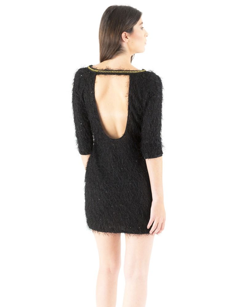 vestido pelo espalda